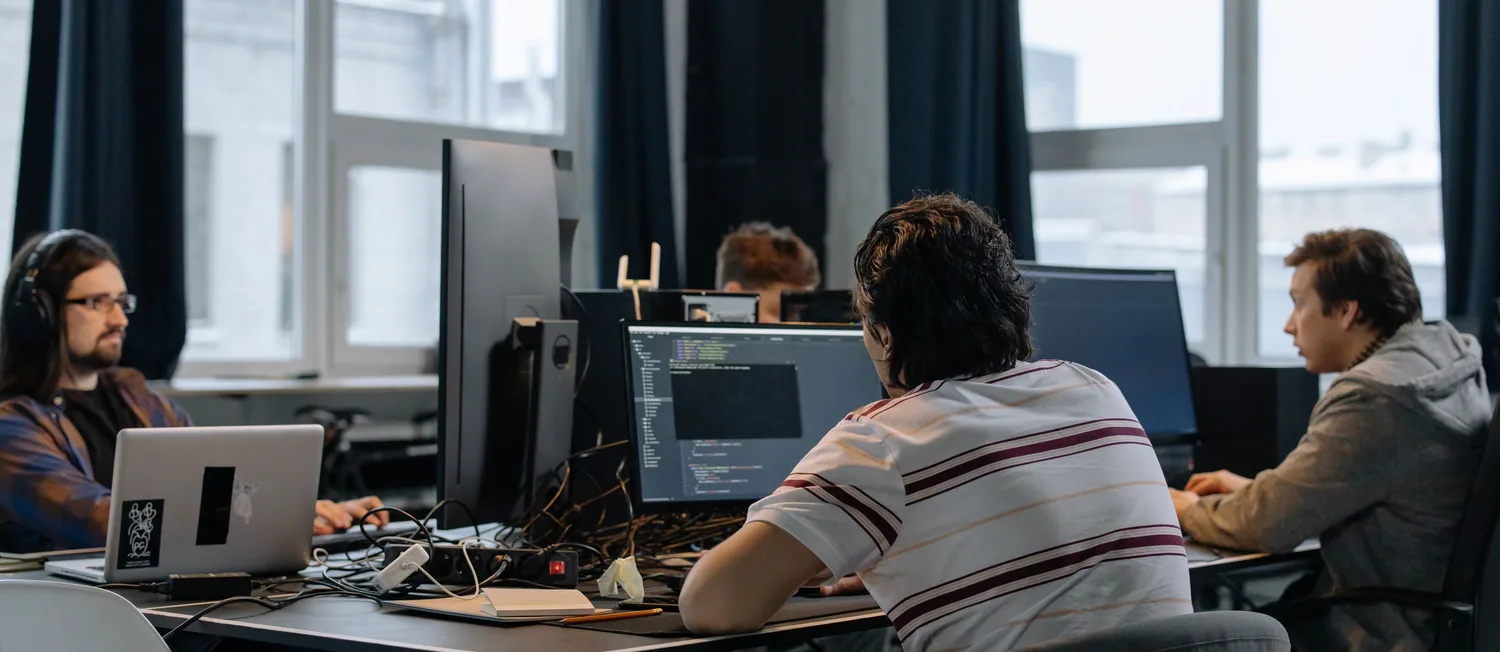 Equipe de desenvolvimento criando um portal de notícias com CMS próprio